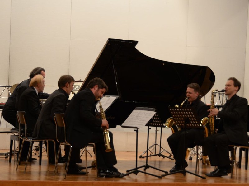 Das Saxofonquartett "Orfeo" mit Hans-Udo Kreuels am Klavier spielten dessen neuestes Quintett "Tanz und Beschwörung", op. 74.