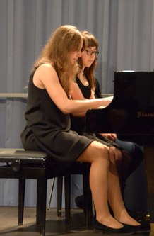 Das Klavierduo Barbara Salomon und Karoline Wocher spielten Kreuels Stück "Strange communication".