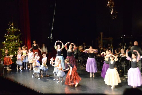Zusammen mit den Ballettklassen der Musikschule erklang das Ballett "Der Nussknacker" von Peter I. Tschaikowsky in einer ansprechenden Aufführung.