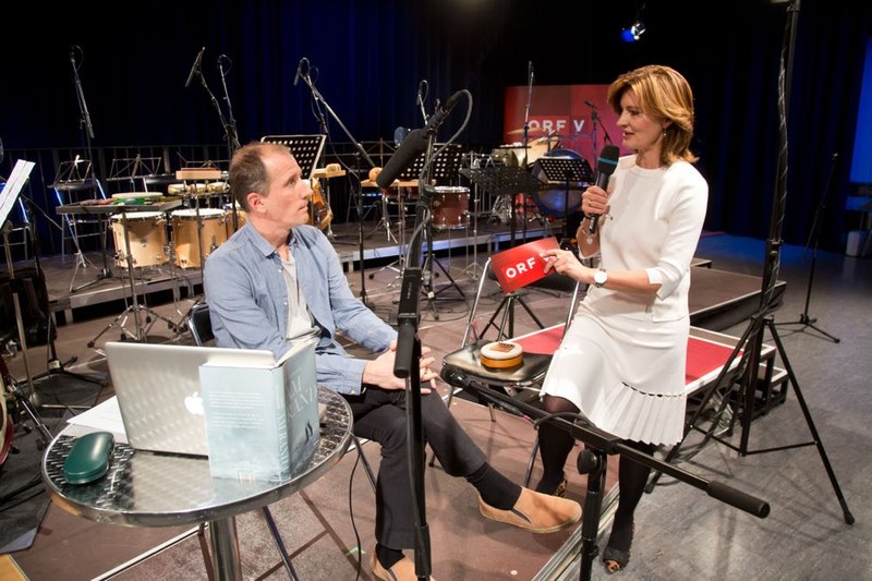 Informative Gespräche boten Hintergrundinformationen. Hans Platzgumer und Jasmin Ölz im Gespräch. (Foto: Maurice Shourot)