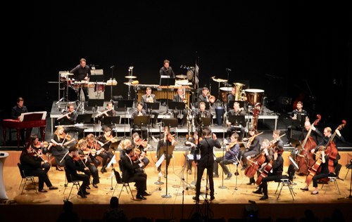 Das Symphonieorchester Vorarlberg unter der Leitung von Leonhard Garms präsentierte neben Kompositionen von Tristan Murail und Sarah Nemtsov das Auftragswerk Jacob Gruchmann.