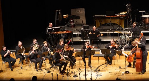 Zu einem Jazzorchester mutierte das Ensemble Plus bei der Uraufführung von Fabio Devigilis "Shapes". Thomas Gertner wechselte die Seiten und spielte den Posaunenpart.