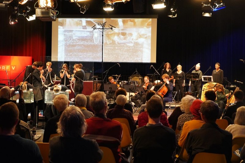 Das Festival "Texte und Töne" im ORF Funkhaus bot einen anregenden Begegnungsraum für Komponistinnen und Komponisten, Autorinnen und Autoren und viele Zuhörende. Alle Mitwirkenden - unter anderem das ensemble plus unter der Leitung von Thomas Gertner und das Symphonieorchester Vorarlberg mit Ektoras Tartanis am Pult - präsentierten die neuesten Werke von Gerald Futscher, Wolfgang W. Lindner, Raphael Lins, Gerda Poppa und Roché Jenny.