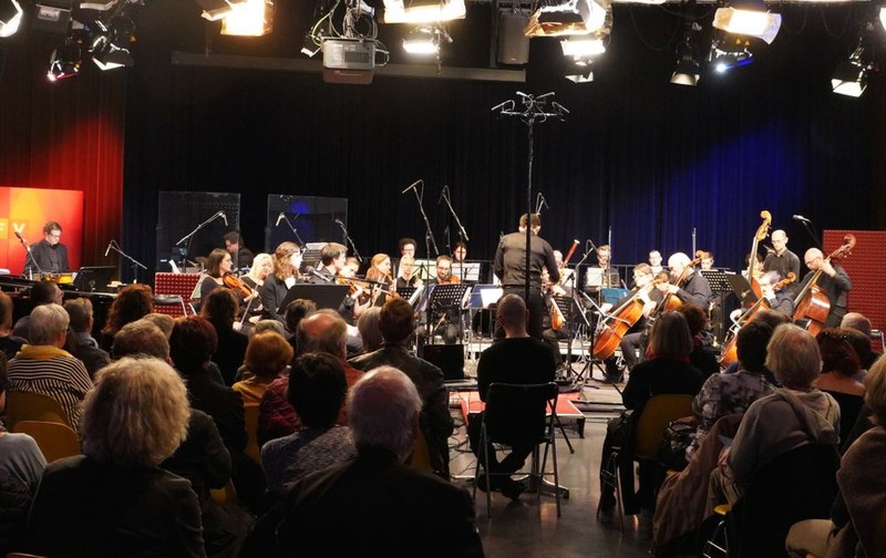 Das Symphonieorchester Vorarlberg unter der Leitung von Ektoras Tartanis gab im bis auf den letzten Platz gefüllten Publikumsstudio ein inspirierendes Konzert.