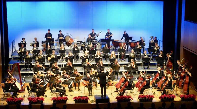 Das tonart Sinfonieorchester unter der Leitung von Markus Pferscher und der Lionsclub Hohenems gaben in der Kulturbühne AmBach ein beschwingtes Silvester- und Neujahrskonzert.