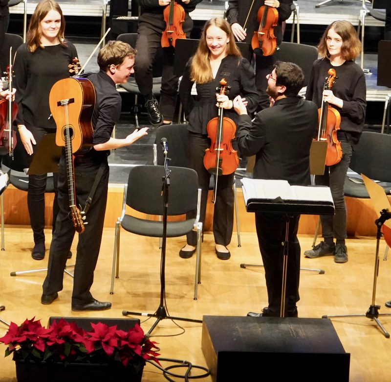 Gut gelaunt und für sein „Symphonic-Special" mit viel Applaus bedacht, schulterte Philipp Lingg zum Abschied seine Gitarre.