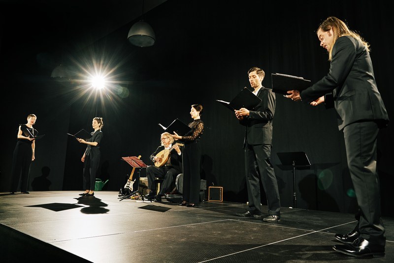 Johanna Zimmer, Olivia Stahn, Amélie Saadia, Tim Karweick und Martin Gerke setzten im Rahmen der Festtage im Festspielhaus Werke der Renaissance und der Gegenwart geistreich zueinander in Beziehung. Das KUB Foyer bot dem Vokalensemble beste akustische Bedingungen. (Fotos: Anja Köhler)