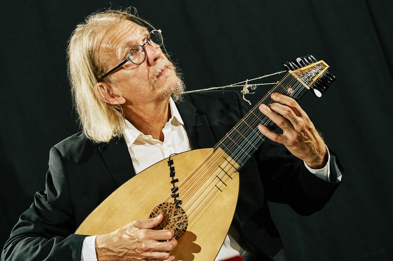 An der Laute und mit E-Gitarre verlieh Lee Santana den Chancons und Madrigalen ein feinsinnig ausgestaltetes Fundament.