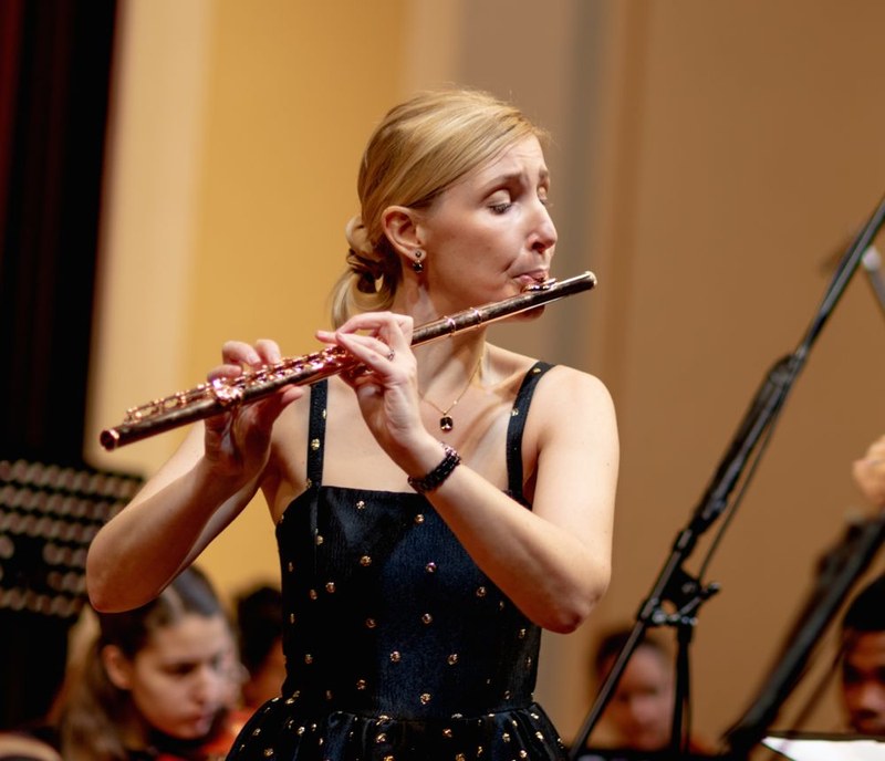 Seit September 2017 leitet die französische Flötistin Nolwenn Bargin eine Flötenklasse am Vorarlberger Landeskonservatorium. Nun stellte sich die mädchenhaft wirkende und sympathische Musikerin mit dem virtuosen Flötenkonzert op. 57 von Saverio Mercadante dem Publikum vor. (© Victor Marin)