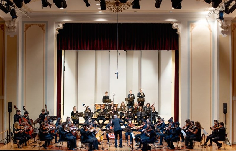 Das Symphonieorchester des Landeskonservatoriums mit Benjamin Lack am Pult legte sich mit Beethovens dritter Symphonie - der Eroica - mächtig ins Zeug und begeisterte die Zuhörenden im voll besetzten Festsaal des Landeskonservatoriums. (© Victor Marin)