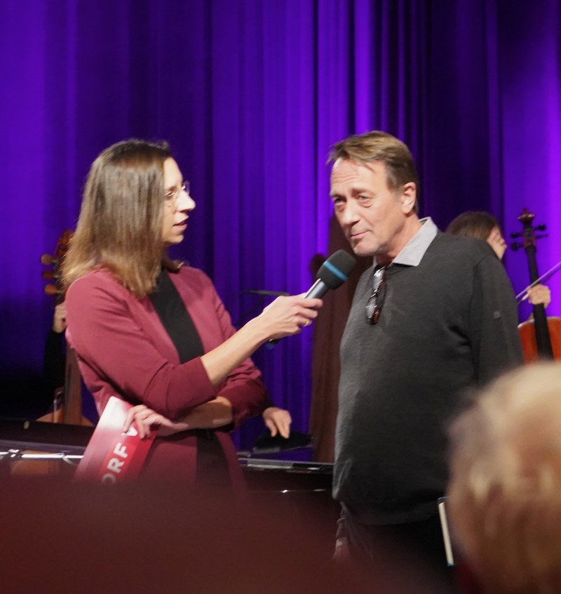 Eva Teimel führte mit den Komponisten anregende Gespräche. Humorvoll erzählte Gerald Futscher von seiner Begeisterung für die Lyrik von Michel Houellebecq.