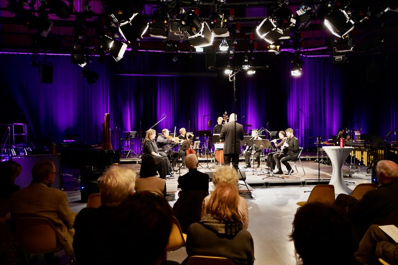 Eine aufmerksame und zugleich inspirierte Atmosphäre herrschte beim diesjährigen Festival "texte und töne" im ORF Funkhaus in Dornbirn. Das Ensemble plus brachte unter der Leitung von Thomas Gertner vielgestaltige Kompositionen zur (Ur)aufführung und präsentierte eine große Bandbreite unterschiedlicher Kompositionsstile.
