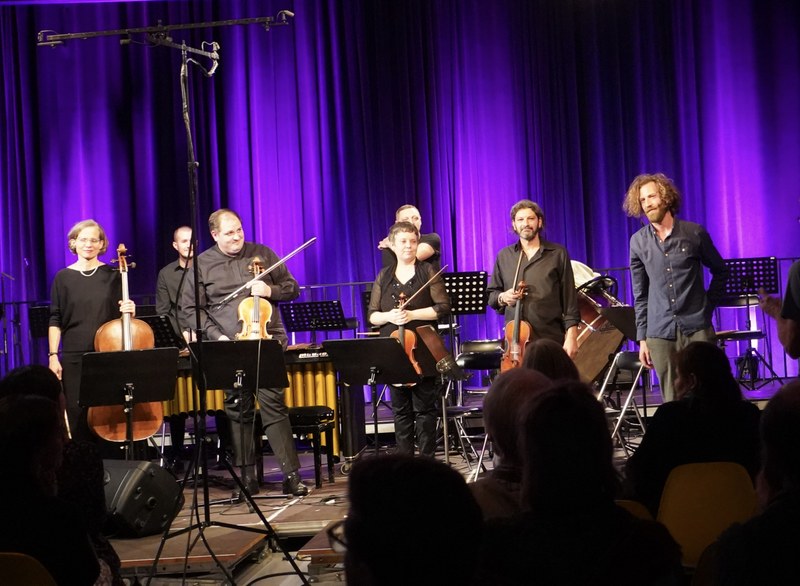 Über viel Applaus freuten sich das Ensemble plus und der Pianist Benny Omerzell am Ende eines inspirierenden Konzertmarathons.