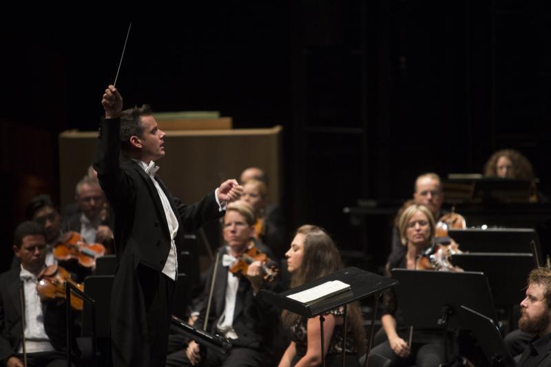 Philippe Jordan wird ab Herbst 2014 neuer Chefdirigent der Wiener Symphoniker. Am Pult wirkte er sehr streng. (Foto: Bregenzer Festspiele)