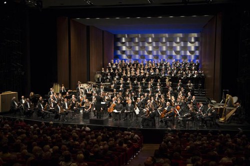Benjamin Brittens "War Requiem" erklang in riesiger Chor- und Orchesterbesetzung und verströmte eine eindringliche Wirkung. (Foto: Bregenzer Festspiele)