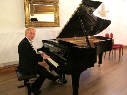 Der Pianist Hans-Udo Kreuels, Vizeobmann der Musikfreunde, suchte bei der Firma „Steinway“ in Wien diesen 2,15 m langen und 37.000 Euro teuren „Boston“-Flügel für Feldkirch aus.