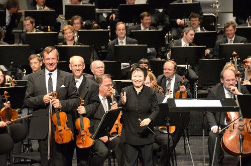 Xian Zhang dirigierte überaus exakt und  anschaulich die groß angelegten Orchesterwerke