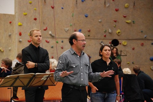 Der Komponist Jorge E. López (mitte), der musikalische Leiter Michael Wendeberg und die künstlerische Leiterin des KAZ Programms, Laura Berman