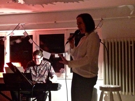 Peter Madsen und die Sängerin gaben ihr erstes gemeinsames Konzert  im familiären Wohnzimmerambiente des W*ORT