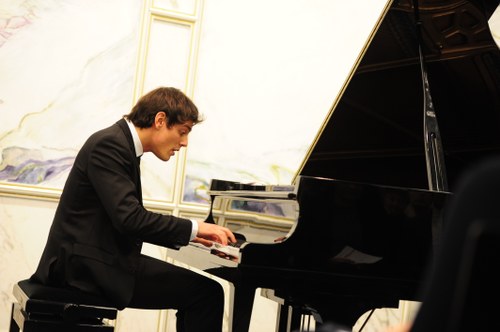 Aaron Pilsan erinnerte mit Mendelssohn Bartholdy an den Beginn seines künstlischen Werdegangs und beeindruckte mit Chopin.