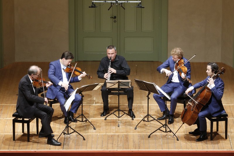 Beim letzten Konzert der diesjährigen Schubertiade spielten am Sonntagvormittag das Schumann Quartett mit Jörg Widmann (Klarinettist). Die Erste Geige wurde in letzter Sekunde von Matthias Lingenfeld als Einspringer für den erkrankten Erik Schumann übernommen. (© Schubertiade)