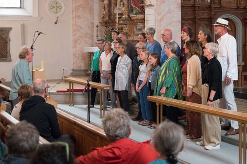 Der aus interessierten Amateuren zusammengewürfelte Feral Choir präsentierte sein mit dem legendären englischen Vokal-Avantgardisten Phil Minton in drei Tagen eingeübtes Programm in der Bezauer Pfarrkirche