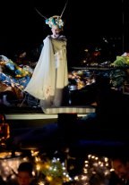 In einem groß angelegten Wandlungsprozess zeigt das Musiktheater "Der goldene Drache" von Peter Eötvös in der Regie von Elisabeth Stöppler viele Gesichter. (Foto: Monika Ritterhaus)