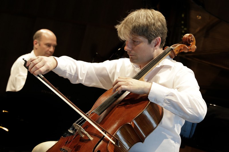 Der französische Cellist Jérôme Pernoo begeisterte beim ersten Orchesterkonzert ebenso wie am Vorabend bei „Musik und Poesie“  © Bregenzer Festspiele / Anja Köhler