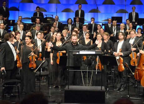 Der Dirigent Kirill Petrenko ist weltberühmt. Ganz selbstverständlich und in Freundschaft verbunden stellt er sich auf eine Ebene mit dem Symphonieorchester Vorarlberg. Unter seiner Leitung wachsen die Musikerinnen und Musiker immer wieder über sich selbst hinaus.