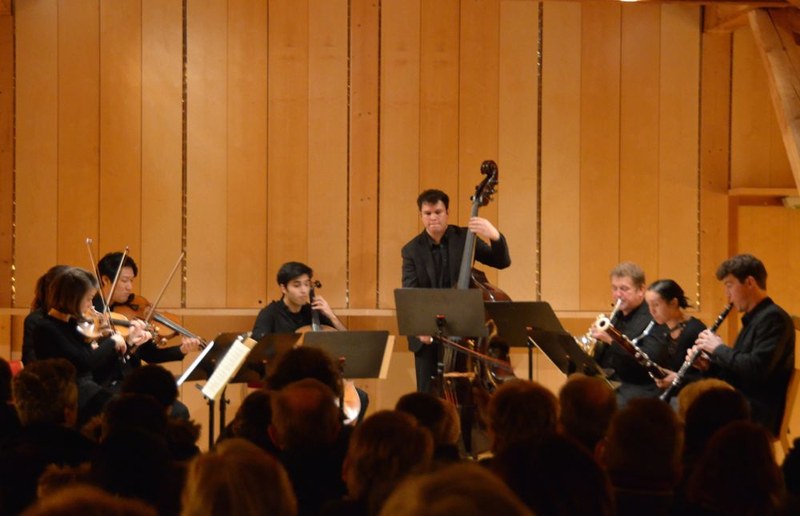 Natalia Sagmeister und Judith Längle (Violine), Sejune Kim (Viola), Kian Soltani (Violoncello), Dominik Neunteufel (Kontrabass), Zoltan Holb (Horn), Heidrun Wirth-Metzler (Fagott) und Alex Ladstätter (Klarinette) spielten zum Abschluss des Schwarzenberger Advents das berühmte Oktett (D803) von Franz Schubert und begeisterten die Zuhörenden im vollbesetzten Kleinen Dorfsaal.