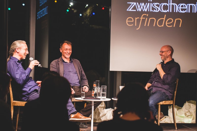 Wolfram Schurig und Gerald Futscher trafen sich mit Folkert Uhde bei den "Montforter Zwischentönen" zu einer Talkshow - doch reden allein kann nicht genügen. (Foto: Montforter Zwischentöne)
