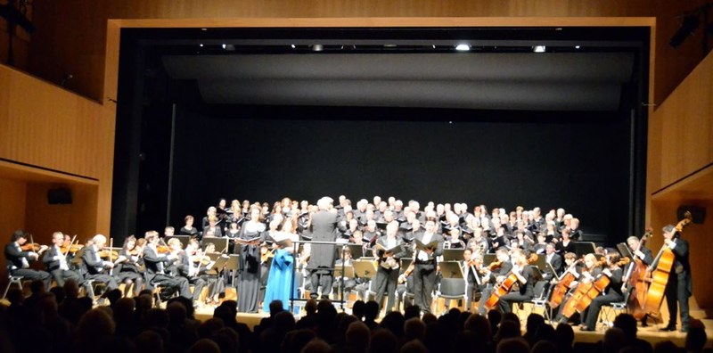 Etwa hundert ChorsängerInnen und zahlreiche OrchestermusikerInnen haben für dieses Projekt zusammengefunden.