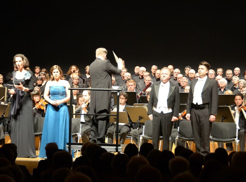 Das Chorseminar Liechtenstein, das Sinfonieorchester Liechtenstein sowie die SolistInnen Eva Oltivanyi, Martina Gmeinder, Karl Jerolitsch und Clemens Morgenthaler widmeten sich unter der Leitung von William Maxfield groß angelegten Chor- und Orchesterwerken von Franz Schubert.