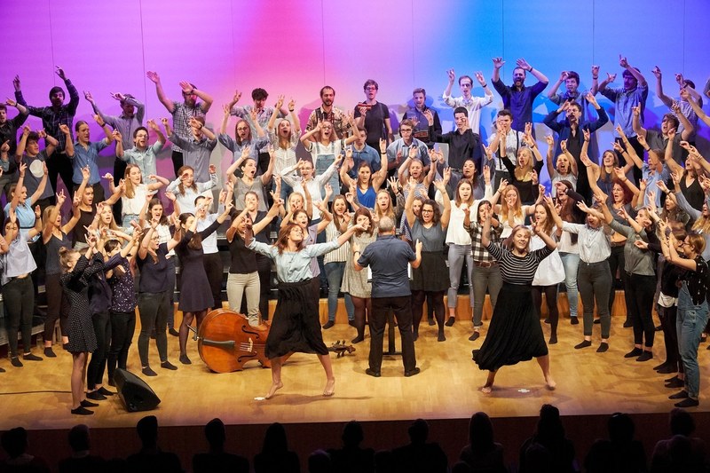 Der Landesjugendchor Voices unter der Leitung von Oskar Egle versetzte die Zuhörenden in der Kulturbühne AmBach in Staunen und löste Begeisterung aus. (Fotos: Wolfgang Plattner)