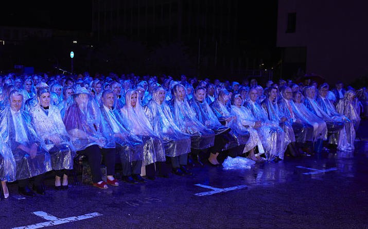 Klassik bei strömenden Regen ... alle halten es aus