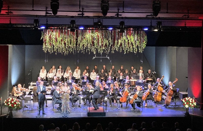 Das Sinfonieorchester Liechtenstein mit Heinz Prammer, der Sopranistin Slávka Zámecniková und dem Tenor Mario Zeffiri
