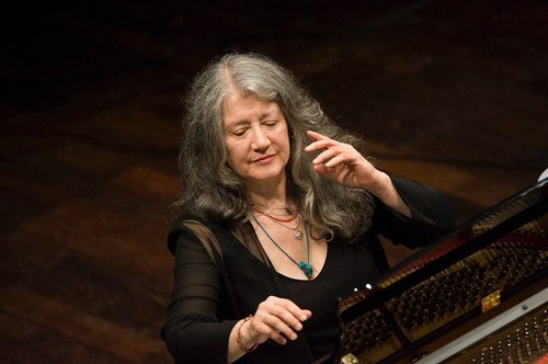 Martha Argerich fesselte das Publikum im Vaduzersaal mit ihrer feinfühligen und leidenschaftlichen Interpretation von Ravels Klavierkonzert in G-Dur