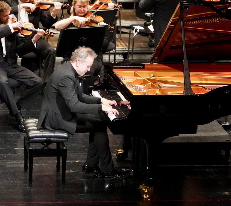 Alexei Volodin gestaltete das zweite Klavierkonzerte von Johannes Brahms stringent aus.