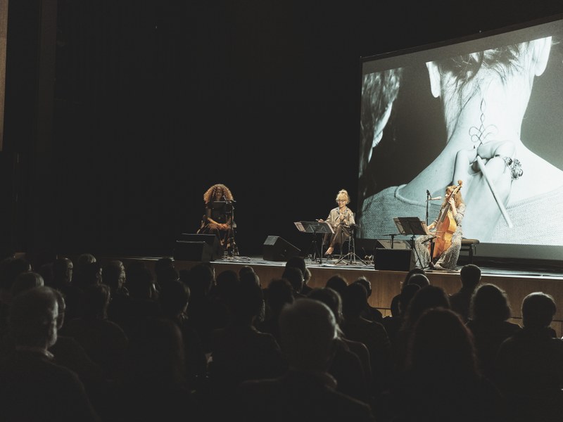 Ghalia Benali, Neva Özgen an der Kemençe und Romina Lischka an der Viola da Gamba gaben in der Kulturbühne AmBach tiefe Einblicke in die Einheitlichkeit des Anfangs in unterschiedlichen Musikkulturen. (© Lucas Breuer)
