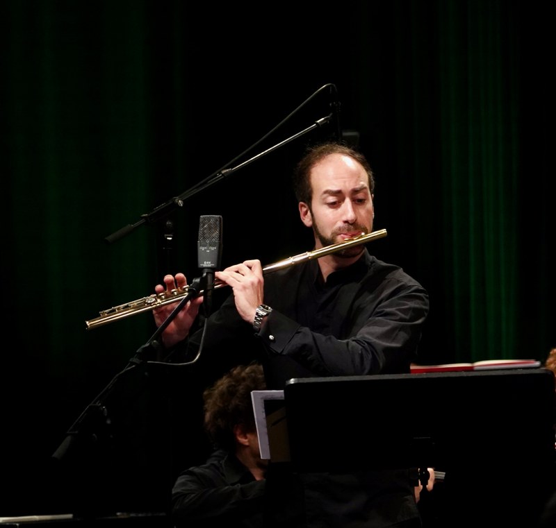 Der Flötist Alessandro Baticci füllte den Solopart in Kaija Saariahos Flötenkonzert "Aile du songe" voll aus.