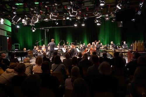 Das Symphonieorchester Vorarlberg unter der Leitung von Leonhard Garms spielte beim Festival "texte und töne" im ORF Publikumsstudio ein höchst anspruchsvolles Konzertprogramm und begeisterte das Publikum.