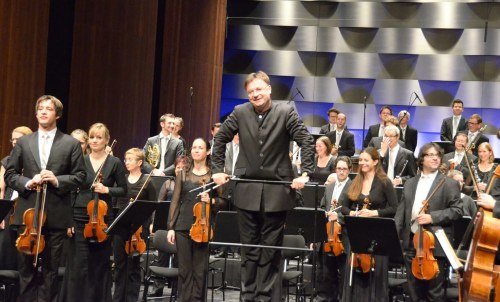 David Wroe stand nach einer siebenjährigen Pause wieder am Pult des Symphonieorchesters Vorarlberg und wurde stürmisch gefeiert.