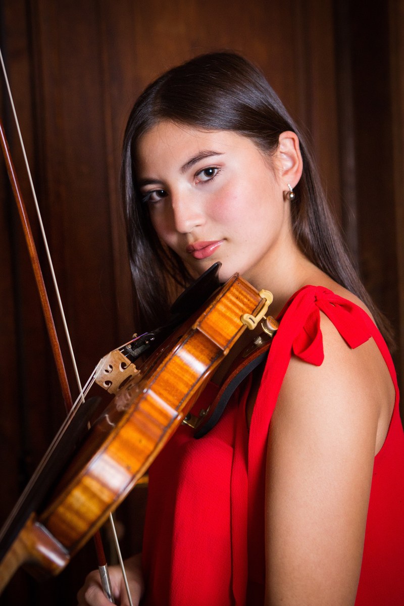 Elisso Gogibedaschwili ist mit ihrer wertvollen Guarneri-Violine bereits international als Solistin mit Orchestern oder als Kammermusikerin tätig.