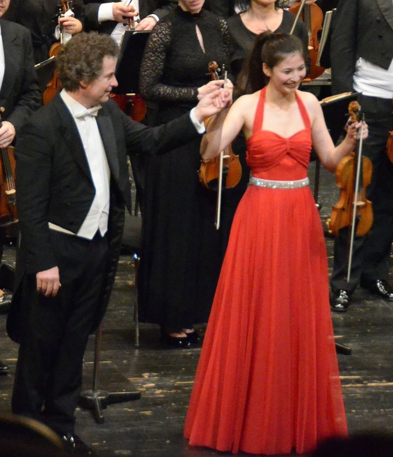 Heiko Mathias Förster leitete das Orchester umsichtig, mit Elan und klarer Gestik. Mit der Solistin Elisso Gogibedaschwili freute er sich über den herzlichen Applaus des Publikums.