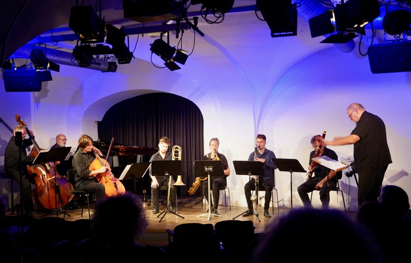 Das Janus-Ensemble präsentierte am zweiten Abend des Schallwende-Festivals im Saumarkttheater in Feldkirch neue Kompositionen von Gerda Poppa und Christoph Cech.