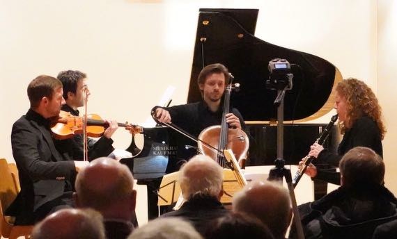 Im Rahmen der Gedenkveranstaltungen 2018 "Die Lehre der Lager" musizierten Sandra Schmid (Klarinette), Joachim Tschann (Violine), Mathias Johansen (Violoncello) und Yunus Kaya (Klavier) in der Pfarrkirche Altach das "Quatuor pour la fin du temps" von Olivier Messiaen mit eindringlicher Aussagekraft..