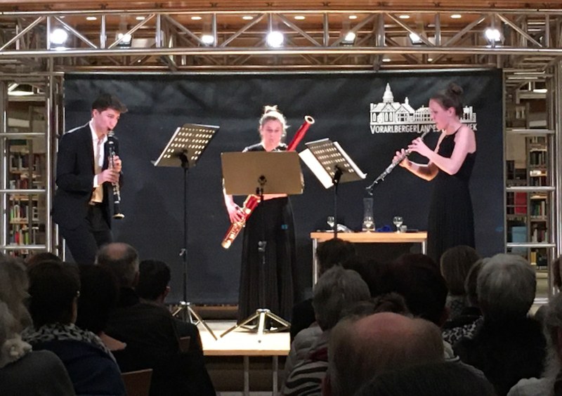Das Trio Mélange mit Anna Eberle (Oboe), Paul Moosbrugger (Klarinette) und Johanna Bilgeri (Fagott) faszinierte die Zuhörenden im voll besetzten Kuppelsaal der Landesbibliothek.