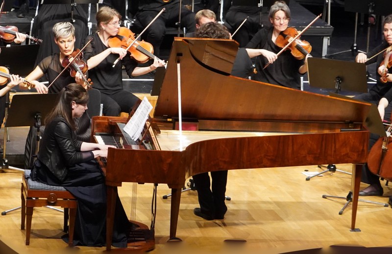 Die Pianistin Petra Somlai musizierte im Rahmen des zweiten Abonnementkonzertes mit dem Concerto Stella Matutina an einem Hammerklavier Beethovens drittes Klavierkonzert und bot damit ungewohnte Hörperspektiven.