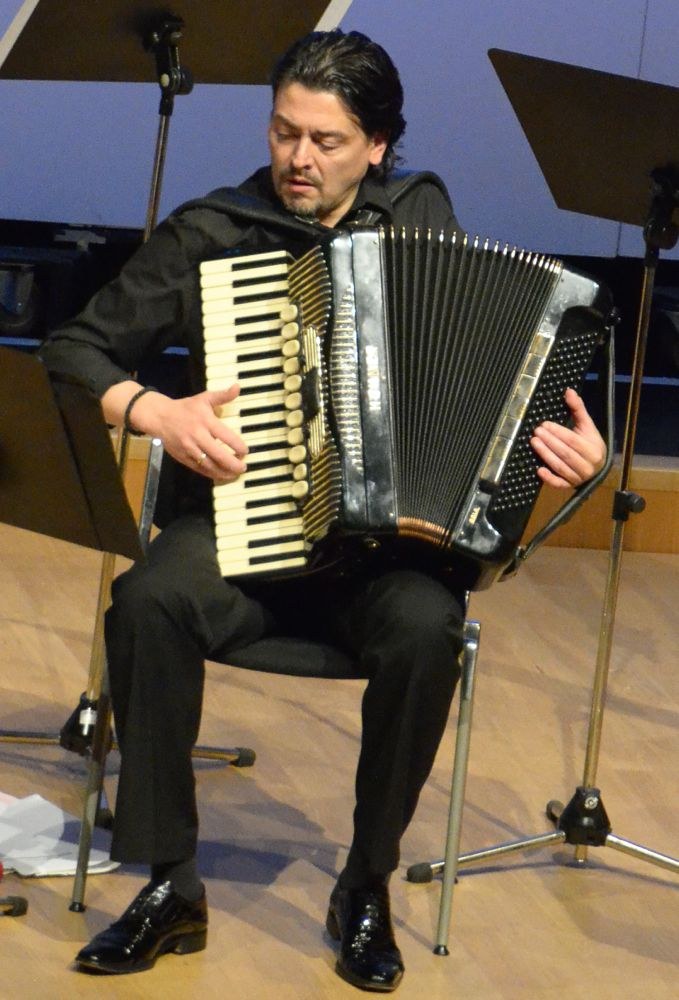 Goran Kovacevic adaptierte und instrumentierte die Kompositionen geistreich und klangsinnlich für Akkordeon und Streichquintett.