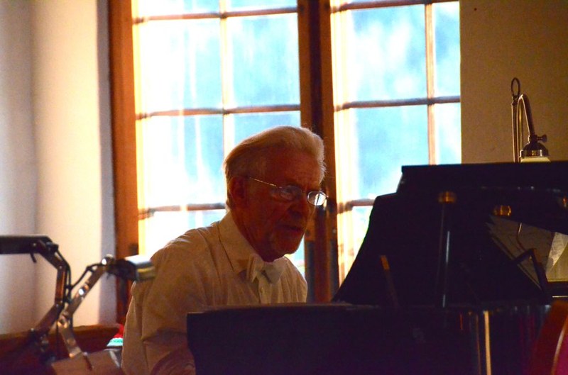 Der Pianist und Komponist Hans-Udo Kreuels zeichnete für das geistreiche Programm verantwortlich. Er gestaltete die Klavierparts detailreich und emphatisch aus und gab interessante Einblicke in die dargebotenen Kompositionen.